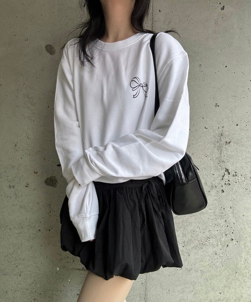 merrylatte(メリーラテ)の「【軽量】ワンポイントリボンスウェット トレーナー(スウェット・レディース・ホワイト・LARGE/SMALL)」の4枚目の写真