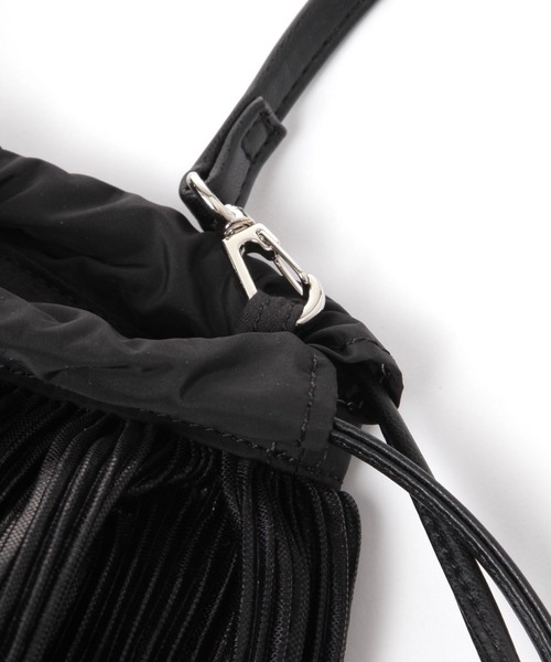 LAKOLE（ラコレ）の「プリーツラッフル2WAYショルダーバッグ / 288796（ショルダーバッグ・レディース・ブラック/ベージュ・FREE）」の7枚目の写真