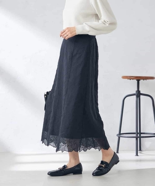 a.v.v（アーヴェヴェ）の「フラワー刺繍スカート（スカート・レディース・ネイビー/ライトグレー・38/40）」の3枚目の写真