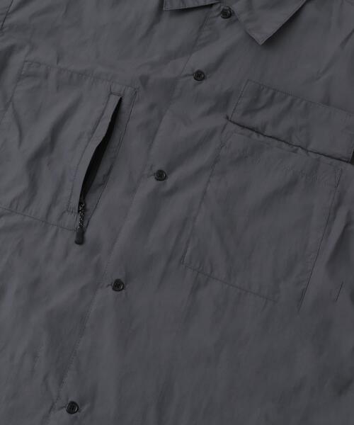 ITEMS URBANRESEARCH（アイテムズ アーバンリサーチ）の「『セットアップ対応』スーパーライトナイロン2wayシャツ（シャツ/ブラウス・メンズ・チャコールグレー/ブラック・MEDIUM/LARGE）」の17枚目の写真