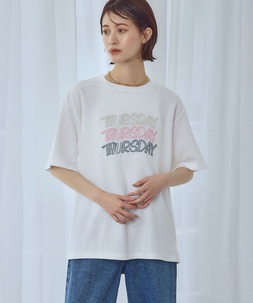 Ampirula(アンピルーラ)の「【綿100%使用】刺繍メッセージTシャツ(Tシャツ/カットソー・レディース・ピンク/ブラック/オフホワイト/グレー・FREE)」の2枚目の写真