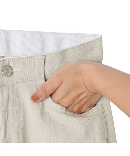 STYLE DELI（スタイルデリ）の「ウエストにゴム内蔵のストレッチコットンストレートパンツ（その他パンツ・レディース・ホワイト/グレイッシュベージュ・LARGE/SMALL/MEDIUM）」の3枚目の写真
