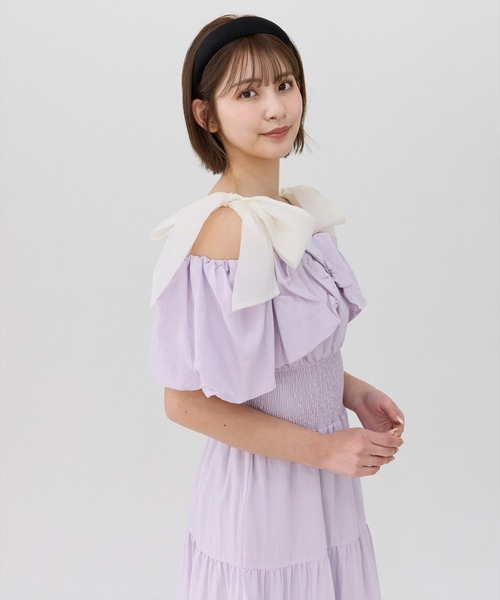 REDYAZEL(レディアゼル)の「ショルダーリボンオフショルワンピース(ワンピース・レディース・ラベンダー/ブラック/オフホワイト・SMALL/MEDIUM)」の3枚目の写真