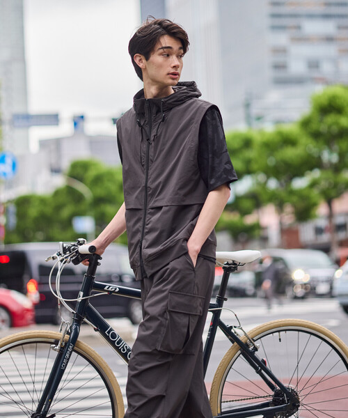 COMME CA ISM（コムサイズム）の「「Daily TECH Series」 クイックドライ ベンチレーションジップベスト（ベスト・メンズ・チャコール/ブラック・MEDIUM/LARGE）」の20枚目の写真