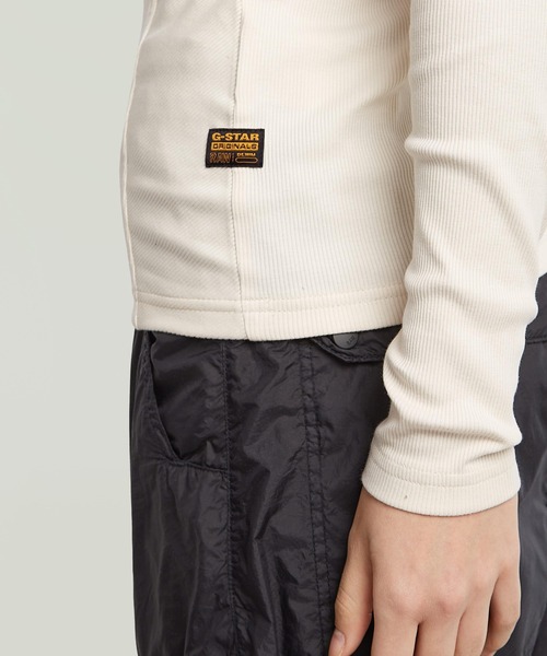 G-STAR（ジースター）の「A-Line Slim Rib Mock T-Shirt/フロントシームデザインスリムリブモックネックTシャツ（Tシャツ/カットソー・レディース・オフホワイト/ダークブラック・SMALL/MEDIUM/X-SMALL）」の6枚目の写真