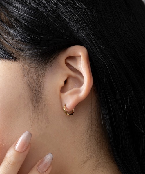 MAISON BREEZE（メゾンブリーズ）の「【MAISON BREEZE】ピアス ステンレス 細幅 丸甲 直径1.1cm ミニ シンプル ワンタッチ フープピアス　OSWY（ピアス（両耳用）・レディース・ブラック/シルバー/ゴールド・FREE）」の3枚目の写真