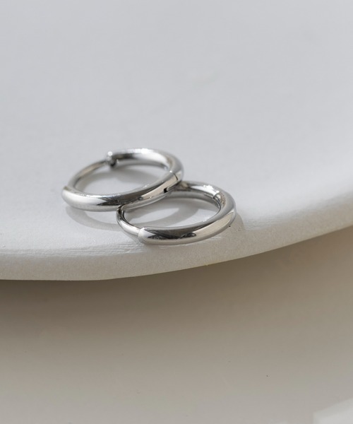 MAISON BREEZE（メゾンブリーズ）の「【MAISON BREEZE】ピアス ステンレス 細幅 丸甲 直径1.1cm ミニ シンプル ワンタッチ フープピアス　OSWY（ピアス（両耳用）・レディース・ブラック/シルバー/ゴールド・FREE）」の6枚目の写真