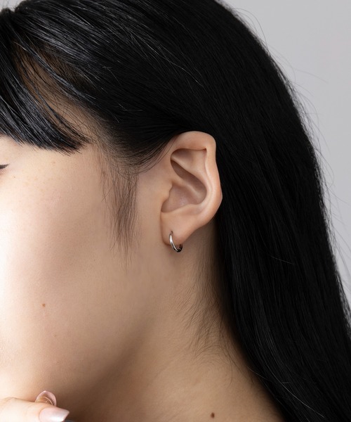 MAISON BREEZE（メゾンブリーズ）の「【MAISON BREEZE】ピアス ステンレス 細幅 丸甲 直径1.1cm ミニ シンプル ワンタッチ フープピアス　OSWY（ピアス（両耳用）・レディース・ブラック/シルバー/ゴールド・FREE）」の9枚目の写真