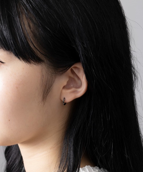 MAISON BREEZE（メゾンブリーズ）の「【MAISON BREEZE】ピアス ステンレス 細幅 丸甲 直径1.1cm ミニ シンプル ワンタッチ フープピアス　OSWY（ピアス（両耳用）・レディース・ブラック/シルバー/ゴールド・FREE）」の17枚目の写真