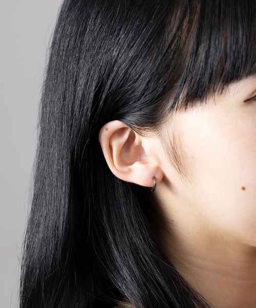 MAISON BREEZE（メゾンブリーズ）の「【MAISON BREEZE】ピアス ステンレス 細幅 丸甲 直径1.1cm ミニ シンプル ワンタッチ フープピアス　OSWY（ピアス（両耳用）・レディース・ブラック/シルバー/ゴールド・FREE）」の4枚目の写真