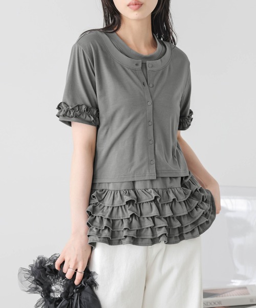 AMELY(エミリー)の「ティアードフリル ドッキングトップス(シャツ/ブラウス・レディース・ブラック/グレー/チャコール・フリー)」の1枚目の写真