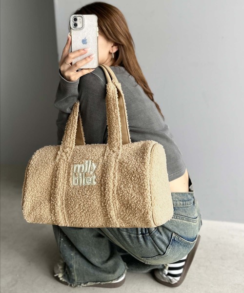 mily bilet(ミウィビレット)の「【mily bilet】ふわもこ感がたまらない主役バッグ♪ロゴ刺繍ボアボストンバッグ(ハンドバッグ・レディース・チャコールグレー/ブラック/ブラウン/ベージュ・ONE SIZE)」の1枚目の写真