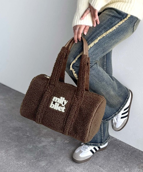 mily bilet(ミウィビレット)の「【mily bilet】ふわもこ感がたまらない主役バッグ♪ロゴ刺繍ボアボストンバッグ(ハンドバッグ・レディース・チャコールグレー/ブラック/ブラウン/ベージュ・ONE SIZE)」の4枚目の写真