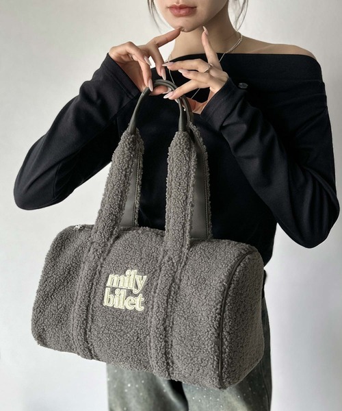 mily bilet(ミウィビレット)の「【mily bilet】ふわもこ感がたまらない主役バッグ♪ロゴ刺繍ボアボストンバッグ(ハンドバッグ・レディース・チャコールグレー/ブラック/ブラウン/ベージュ・ONE SIZE)」の3枚目の写真