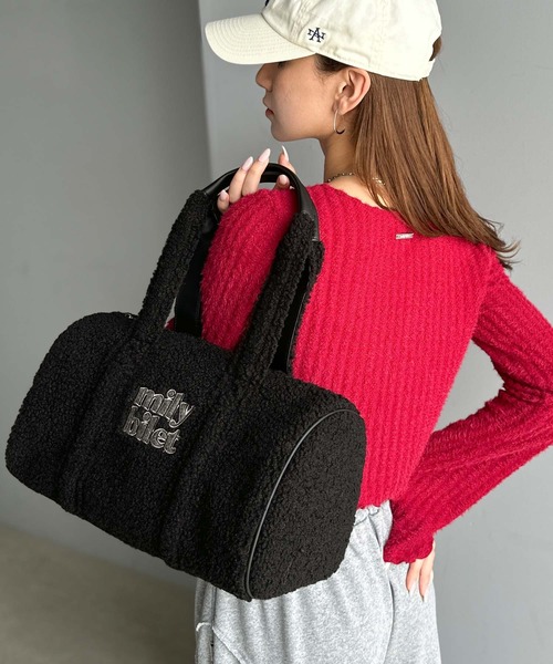 mily bilet(ミウィビレット)の「【mily bilet】ふわもこ感がたまらない主役バッグ♪ロゴ刺繍ボアボストンバッグ(ハンドバッグ・レディース・チャコールグレー/ブラック/ブラウン/ベージュ・ONE SIZE)」の2枚目の写真