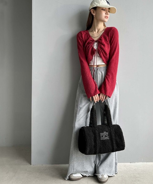 mily bilet(ミウィビレット)の「【mily bilet】ふわもこ感がたまらない主役バッグ♪ロゴ刺繍ボアボストンバッグ(ハンドバッグ・レディース・チャコールグレー/ブラック/ブラウン/ベージュ・ONE SIZE)」の5枚目の写真