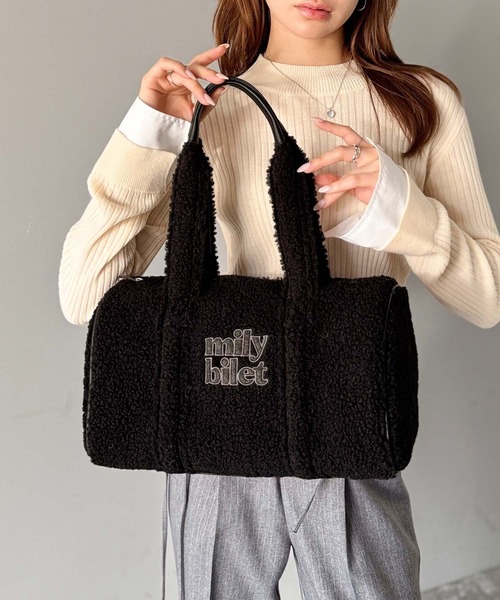 mily bilet(ミウィビレット)の「【mily bilet】ふわもこ感がたまらない主役バッグ♪ロゴ刺繍ボアボストンバッグ(ハンドバッグ・レディース・チャコールグレー/ブラック/ブラウン/ベージュ・ONE SIZE)」の8枚目の写真
