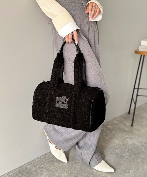 mily bilet(ミウィビレット)の「【mily bilet】ふわもこ感がたまらない主役バッグ♪ロゴ刺繍ボアボストンバッグ(ハンドバッグ・レディース・チャコールグレー/ブラック/ブラウン/ベージュ・ONE SIZE)」の6枚目の写真