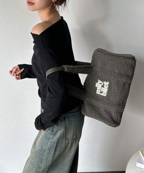 mily bilet(ミウィビレット)の「【mily bilet】ふわもこ感がたまらない主役バッグ♪ロゴ刺繍ボアボストンバッグ(ハンドバッグ・レディース・チャコールグレー/ブラック/ブラウン/ベージュ・ONE SIZE)」の16枚目の写真