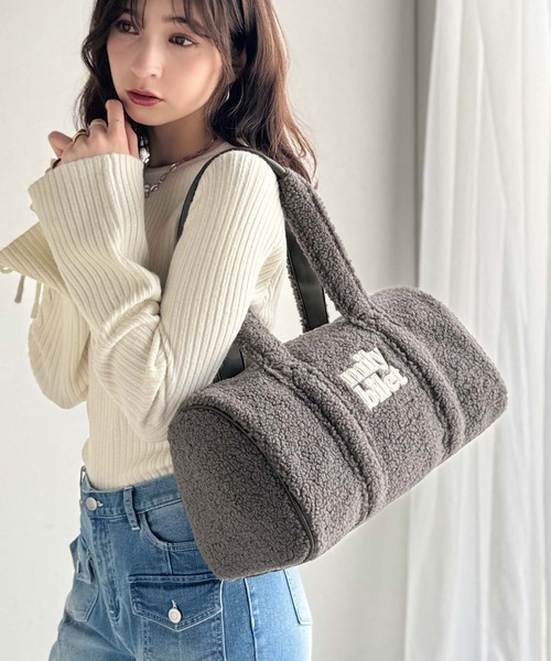 mily bilet(ミウィビレット)の「【mily bilet】ふわもこ感がたまらない主役バッグ♪ロゴ刺繍ボアボストンバッグ(ハンドバッグ・レディース・チャコールグレー/ブラック/ブラウン/ベージュ・ONE SIZE)」の13枚目の写真