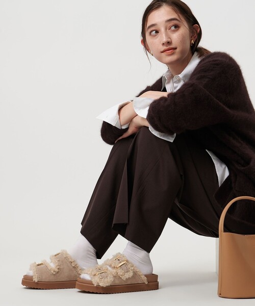 UNITED ARROWS（ユナイテッドアローズ）の「フェイクファー 2ライン スタッズ サンダル（サンダル・レディース・ブラック/ベージュ・35/36/37/38）」の4枚目の写真