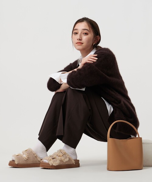 UNITED ARROWS（ユナイテッドアローズ）の「フェイクファー 2ライン スタッズ サンダル（サンダル・レディース・ブラック/ベージュ・35/36/37/38）」の5枚目の写真