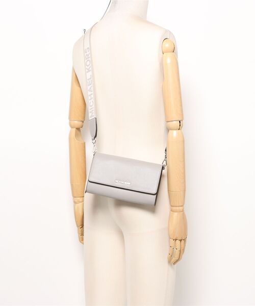 MICHAEL KORS(マイケルコース)の「JET SET ITEM LG ZA WALLET XBODY クロスボディ(ショルダーバッグ・レディース・グレー系・FREE)」の5枚目の写真