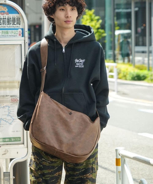 BEVERLY HILLS POLO CLUB（ビバリーヒルズポロクラブ）の「【BEVERLY HILLS POLO CLUB/ビバリーヒルズポロクラブ 】フェイクレザー ビッグショルダーバッグ（ショルダーバッグ・メンズ・ブラウン/ブラック・FREE）」の2枚目の写真