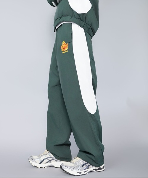 SPINNS（スピンズ）の「ナイロントラックパンツ/エンブレム刺繍ロゴ/配色切替/セットアップ対応（その他パンツ・メンズ・ホワイト/ブラック/ネイビー/グリーン/ワイン・ONESIZE）」の22枚目の写真