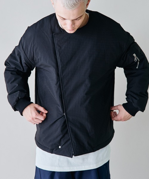 rehacer(レアセル)の「rehacer : Tactical Collarless Jacket / タクティカル カラーレス ジャケット(MA-1・メンズ・ネイビー/ブラック・LARGE/MEDIUM/SMALL)」の3枚目の写真