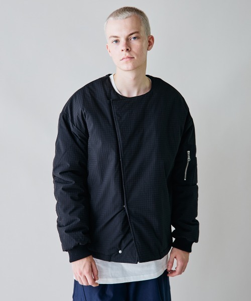 rehacer(レアセル)の「rehacer : Tactical Collarless Jacket / タクティカル カラーレス ジャケット(MA-1・メンズ・ネイビー/ブラック・LARGE/MEDIUM/SMALL)」の4枚目の写真