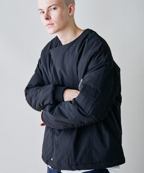 rehacer(レアセル)の「rehacer : Tactical Collarless Jacket / タクティカル カラーレス ジャケット(MA-1・メンズ・ネイビー/ブラック・LARGE/MEDIUM/SMALL)」の5枚目の写真