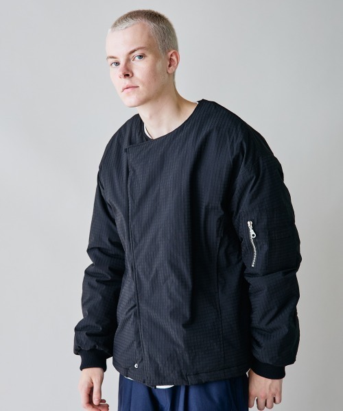 rehacer(レアセル)の「rehacer : Tactical Collarless Jacket / タクティカル カラーレス ジャケット(MA-1・メンズ・ネイビー/ブラック・LARGE/MEDIUM/SMALL)」の6枚目の写真