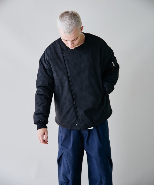 rehacer(レアセル)の「rehacer : Tactical Collarless Jacket / タクティカル カラーレス ジャケット(MA-1・メンズ・ネイビー/ブラック・LARGE/MEDIUM/SMALL)」の7枚目の写真