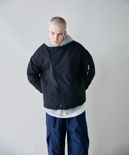 rehacer(レアセル)の「rehacer : Tactical Collarless Jacket / タクティカル カラーレス ジャケット(MA-1・メンズ・ネイビー/ブラック・LARGE/MEDIUM/SMALL)」の10枚目の写真