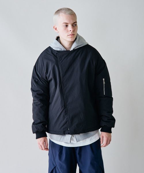 rehacer(レアセル)の「rehacer : Tactical Collarless Jacket / タクティカル カラーレス ジャケット(MA-1・メンズ・ネイビー/ブラック・LARGE/MEDIUM/SMALL)」の9枚目の写真