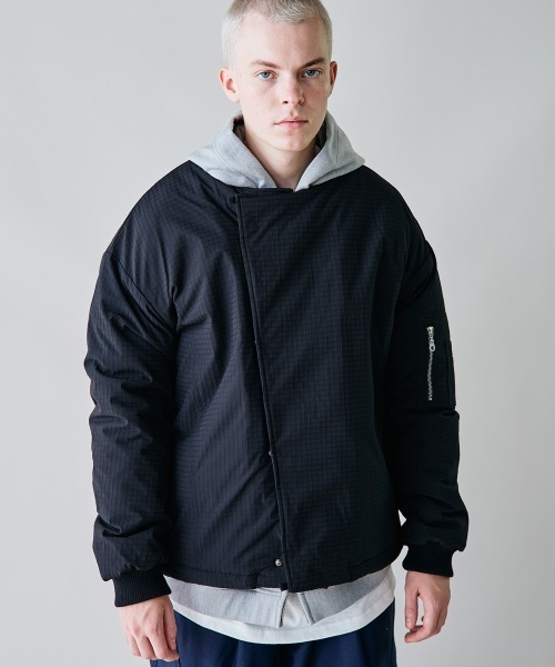 rehacer(レアセル)の「rehacer : Tactical Collarless Jacket / タクティカル カラーレス ジャケット(MA-1・メンズ・ネイビー/ブラック・LARGE/MEDIUM/SMALL)」の8枚目の写真