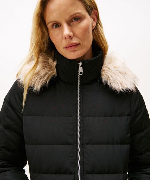 TOMMY HILFIGER（トミーヒルフィガー）の「ダウンスリムコートウィズファー（その他アウター・レディース・ブラック/ネイビー・LARGE/X-SMALL/MEDIUM/SMALL）」の3枚目の写真