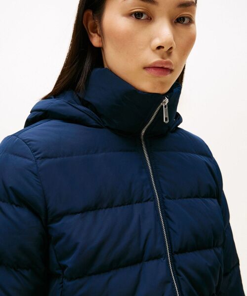 TOMMY HILFIGER（トミーヒルフィガー）の「ダウンスリムコートウィズファー（その他アウター・レディース・ブラック/ネイビー・LARGE/X-SMALL/MEDIUM/SMALL）」の9枚目の写真