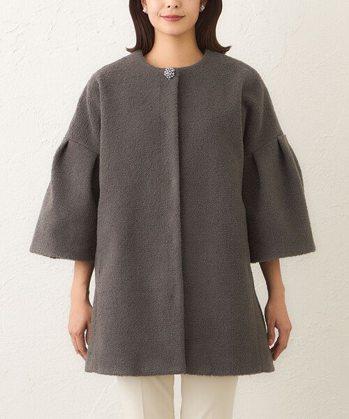 TO BE CHIC(トゥー ビー シック)の「ベルスリーブカーリーコート(ノーカラーコート・レディース・ベージュ/チャコールグレー・M)」の5枚目の写真