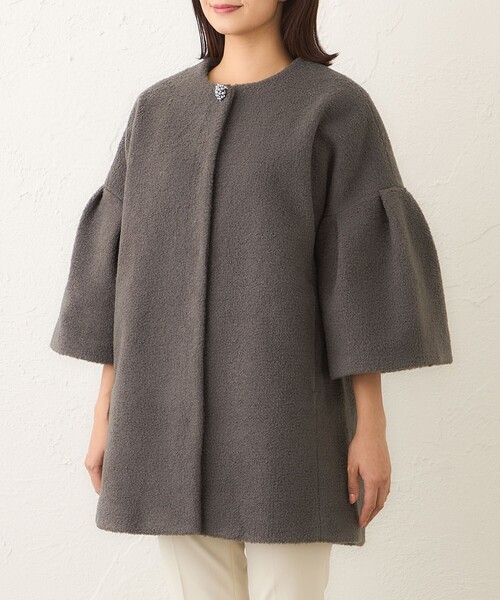 TO BE CHIC(トゥー ビー シック)の「ベルスリーブカーリーコート(ノーカラーコート・レディース・ベージュ/チャコールグレー・M)」の6枚目の写真