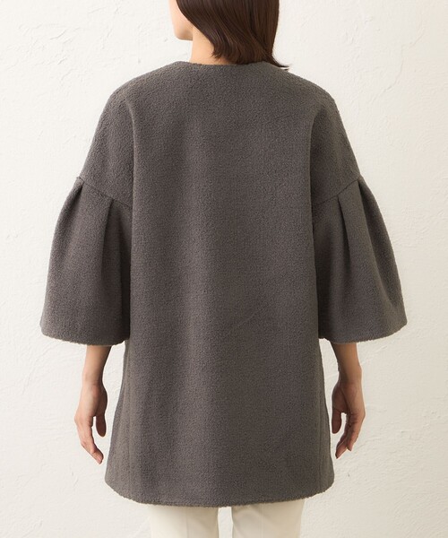 TO BE CHIC(トゥー ビー シック)の「ベルスリーブカーリーコート(ノーカラーコート・レディース・ベージュ/チャコールグレー・M)」の7枚目の写真