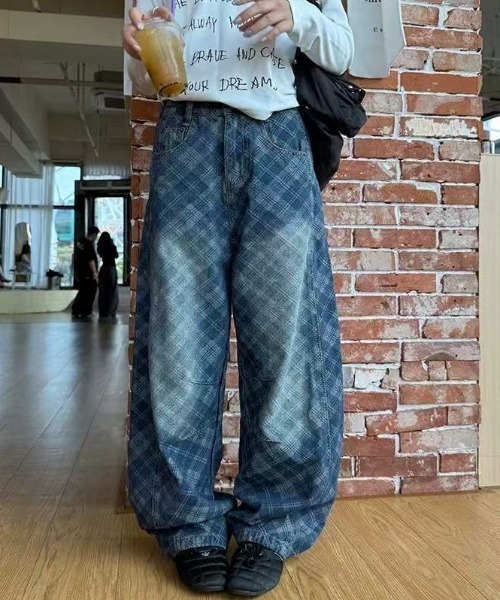 AsRiRe（アスリレイ）の「ウォッシュチェックワイドデニムパンツ（デニムパンツ・レディース・ブルー・S/M/L）」の2枚目の写真