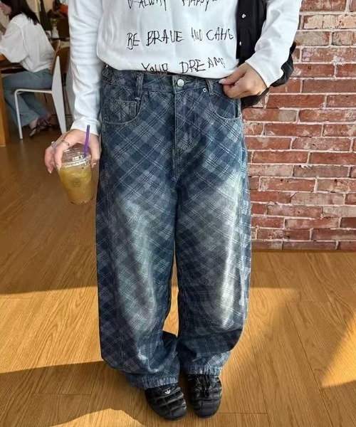 AsRiRe（アスリレイ）の「ウォッシュチェックワイドデニムパンツ（デニムパンツ・レディース・ブルー・S/M/L）」の3枚目の写真