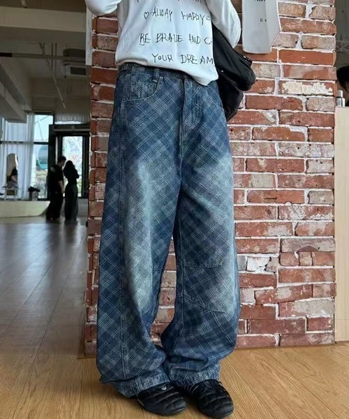 AsRiRe（アスリレイ）の「ウォッシュチェックワイドデニムパンツ（デニムパンツ・レディース・ブルー・S/M/L）」の4枚目の写真