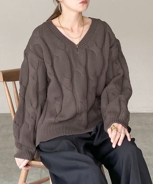 She's Closet(シーズクローゼット)の「オーバーサイズ長袖深Vネックざっくりケーブルニット(ニット/セーター・レディース・ブラウン/チャコール/アイボリー・FREE)」の3枚目の写真
