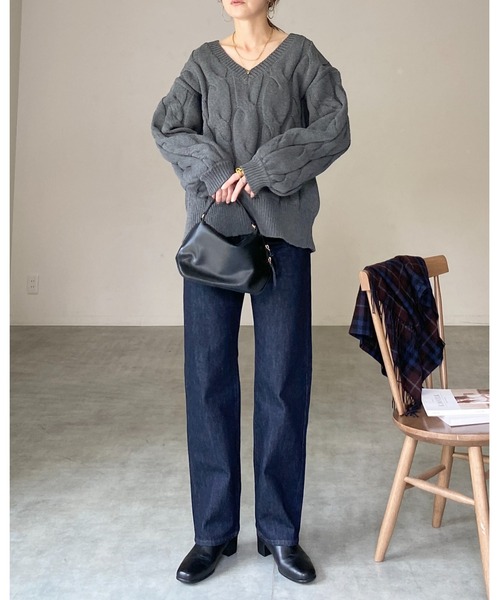 She's Closet(シーズクローゼット)の「オーバーサイズ長袖深Vネックざっくりケーブルニット(ニット/セーター・レディース・ブラウン/チャコール/アイボリー・FREE)」の5枚目の写真