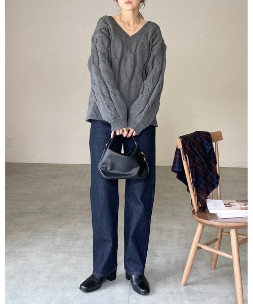 She's Closet(シーズクローゼット)の「オーバーサイズ長袖深Vネックざっくりケーブルニット(ニット/セーター・レディース・ブラウン/チャコール/アイボリー・FREE)」の6枚目の写真