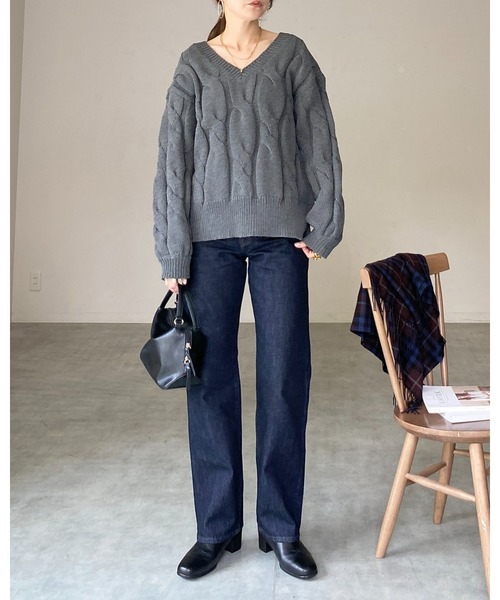 She's Closet(シーズクローゼット)の「オーバーサイズ長袖深Vネックざっくりケーブルニット(ニット/セーター・レディース・ブラウン/チャコール/アイボリー・FREE)」の8枚目の写真