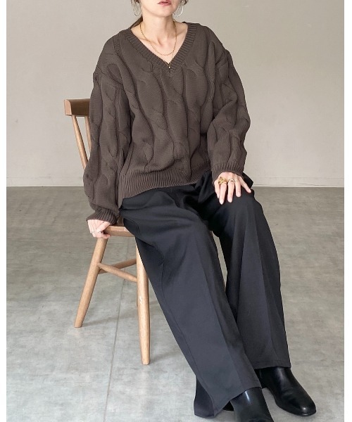 She's Closet(シーズクローゼット)の「オーバーサイズ長袖深Vネックざっくりケーブルニット(ニット/セーター・レディース・ブラウン/チャコール/アイボリー・FREE)」の9枚目の写真